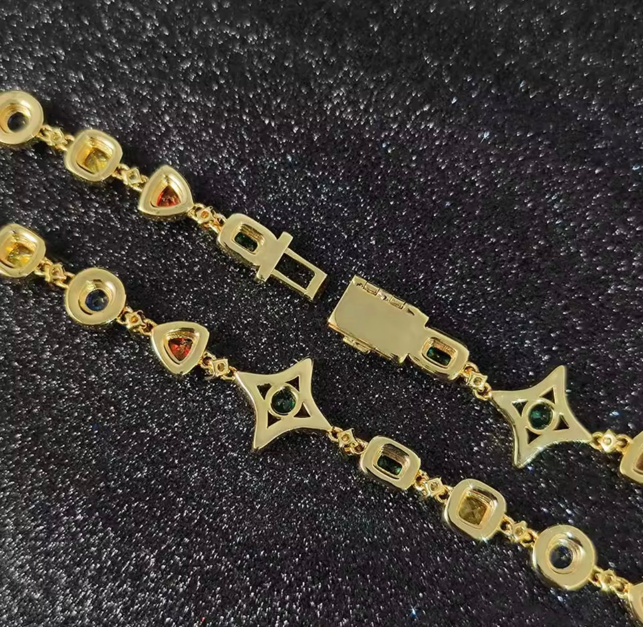 Cadena exótica con incrustaciones de esmeraldas premium💎